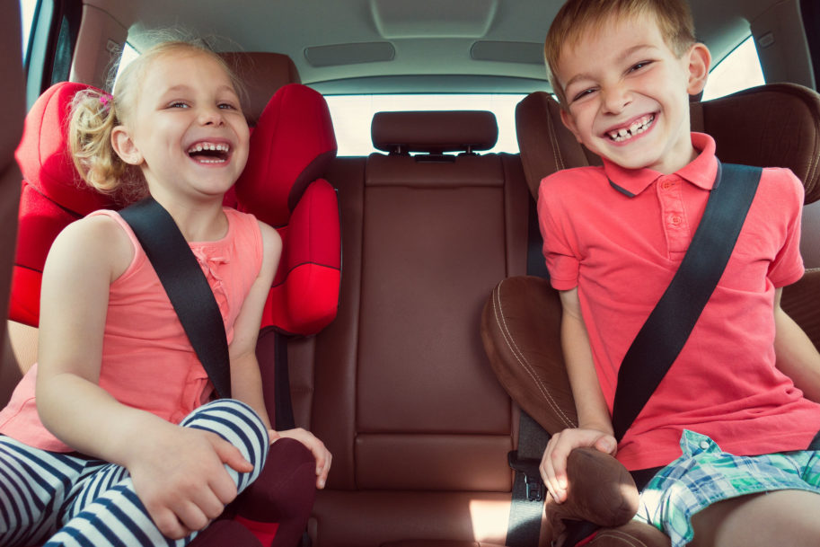 Kinder im Auto: Richtig sitzen und anschnallen