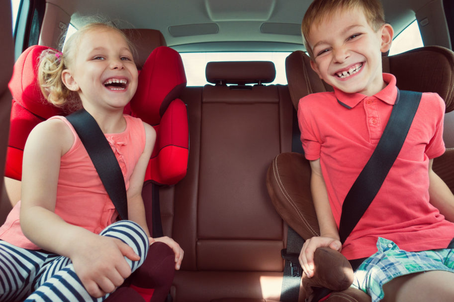 Auch auf kurzen Strecken Kinder im Auto richtig sichern